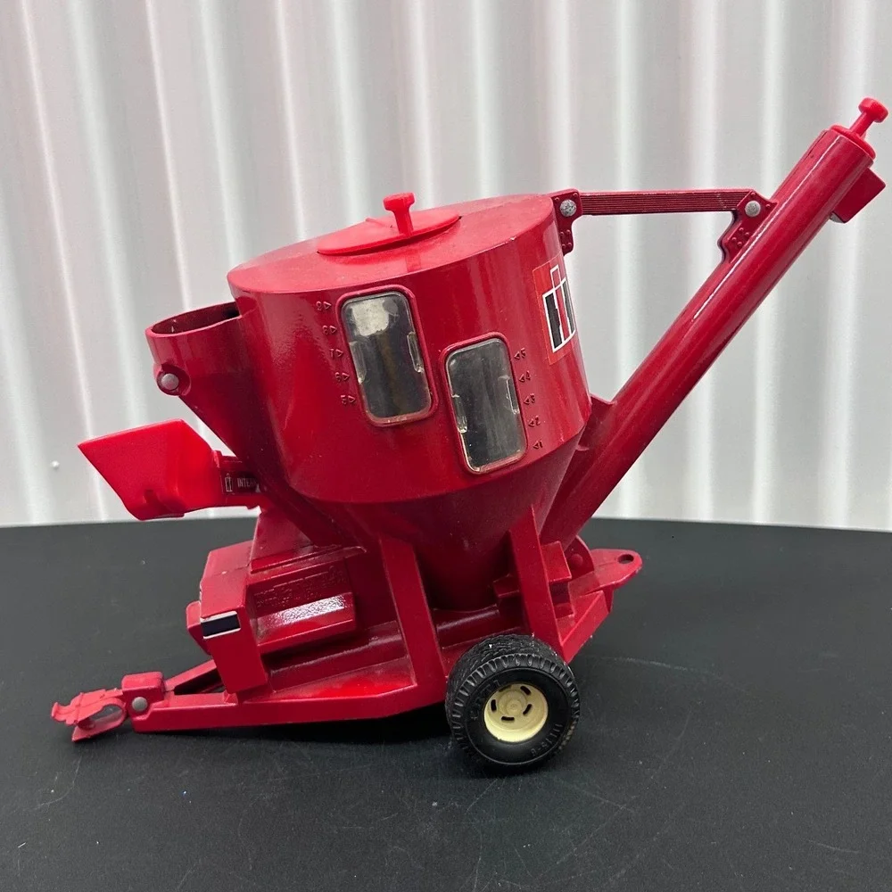 Ertl International Harvester Grinder Mixer Red Diecast 1/16 Scale Farm Toy USA